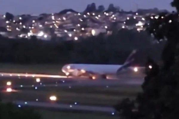 Imagem colorida mostra avião da Latam na pista do aeroporto internacional de São Paulo, em Guarulhos, enquanto abortava decolagem em alta velocidade - Metrópoles