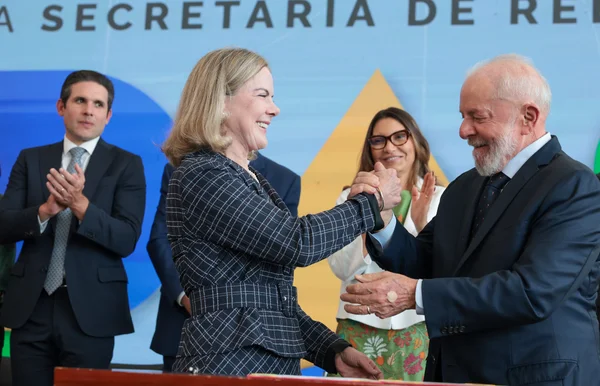 Lula e Gleisi Hoffmann, ministra de Relações Institucionais