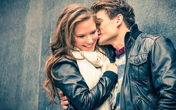 Casal se abraçando e sorrindo