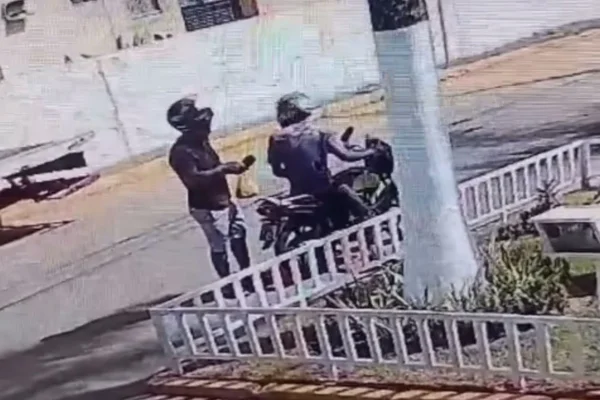 Imagem colorida, PM momentos antes de matar motociclista - Metrópoles