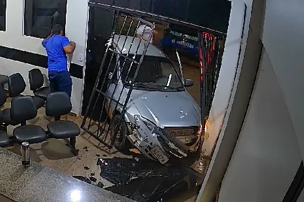 Irmãos invadem delegacia com carro e são denunciados em GO