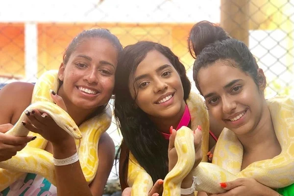 MC Loma choca fãs ao beijar cobra: “Minha irmã”