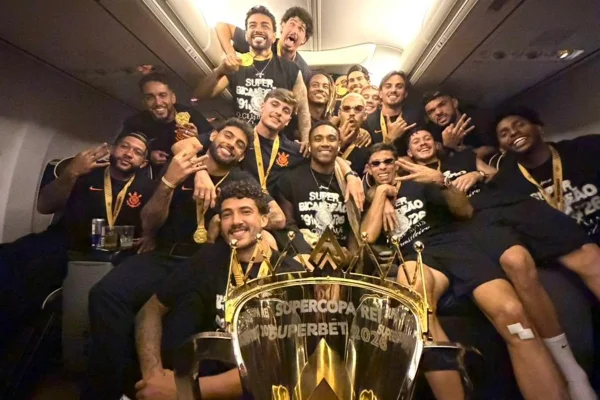 Foto colorida dos jogadores do Corinthians - Metrópoles