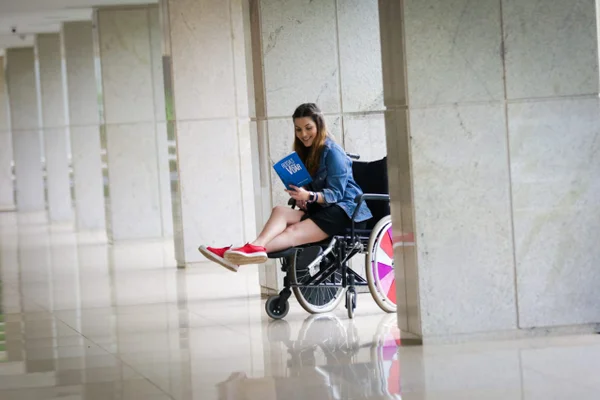 Brasiliense se reinventa ao ficar paraplégica após dois erros médicos