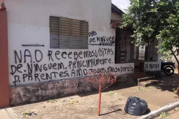 Idoso picha a casa para afastar visitas