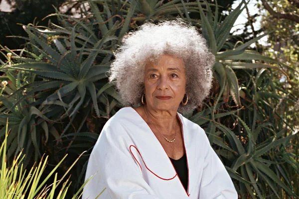 Ativista e filósofa Angela Davis posa para a capa da Vanity Fair, de setembro de 2020