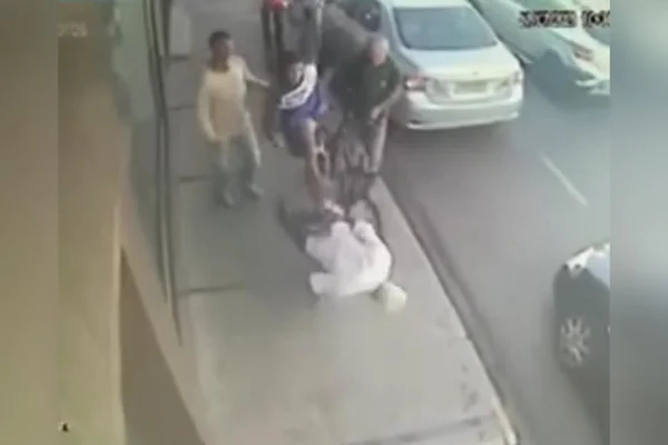 Idoso leva voadora em São Paulo