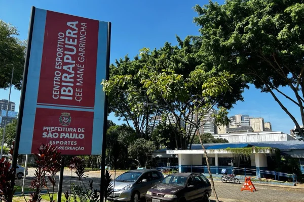 Imagem colorida de placa de identificação do Centro Esportivo Mané Garrincha. Metrópoles