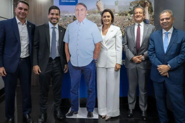 Imagem colorida, Michelle publica foto com Flávio, Valdemar, André Fernandes e Rogério Marinho após crise interna no partido- Metrópoles