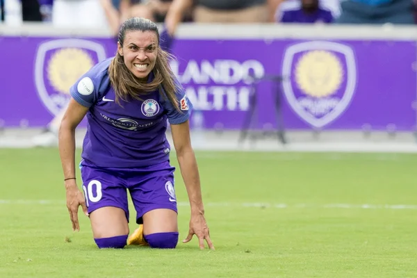 Marta sofre lesão jogando pelo Orlando e é desconvocada da Seleção