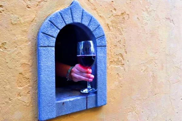 Janela de vinho na Itália