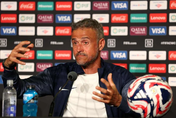 Imagem colorida de Luis Enrique em entrevista coletiva - Metrópoles