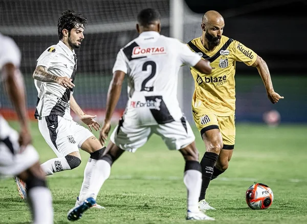 Foto colorida de Santos e Ponte Preta - Metrópoles