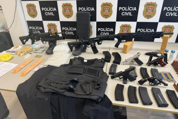 Arsenal apreendido com casal preso - Metrópoles