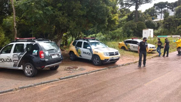 Mulher é morta a tiros e tem parte do corpo enterrada em terreno