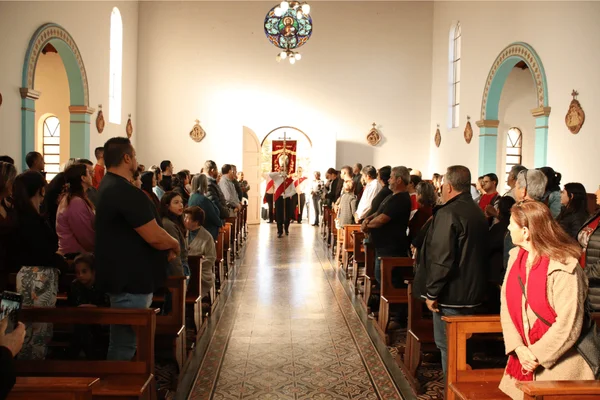 Imagem colorida do interior da igreja onde o padre teria agredido uma mulher durante um suposto ato de exorcismo - Metrópoles