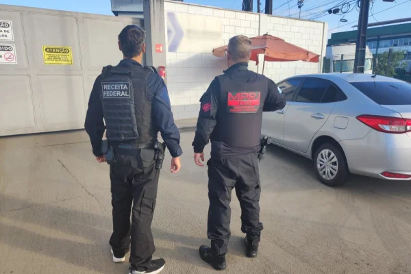 Imagem colorida de agentes envolvido na megaoperação. Metrópoles