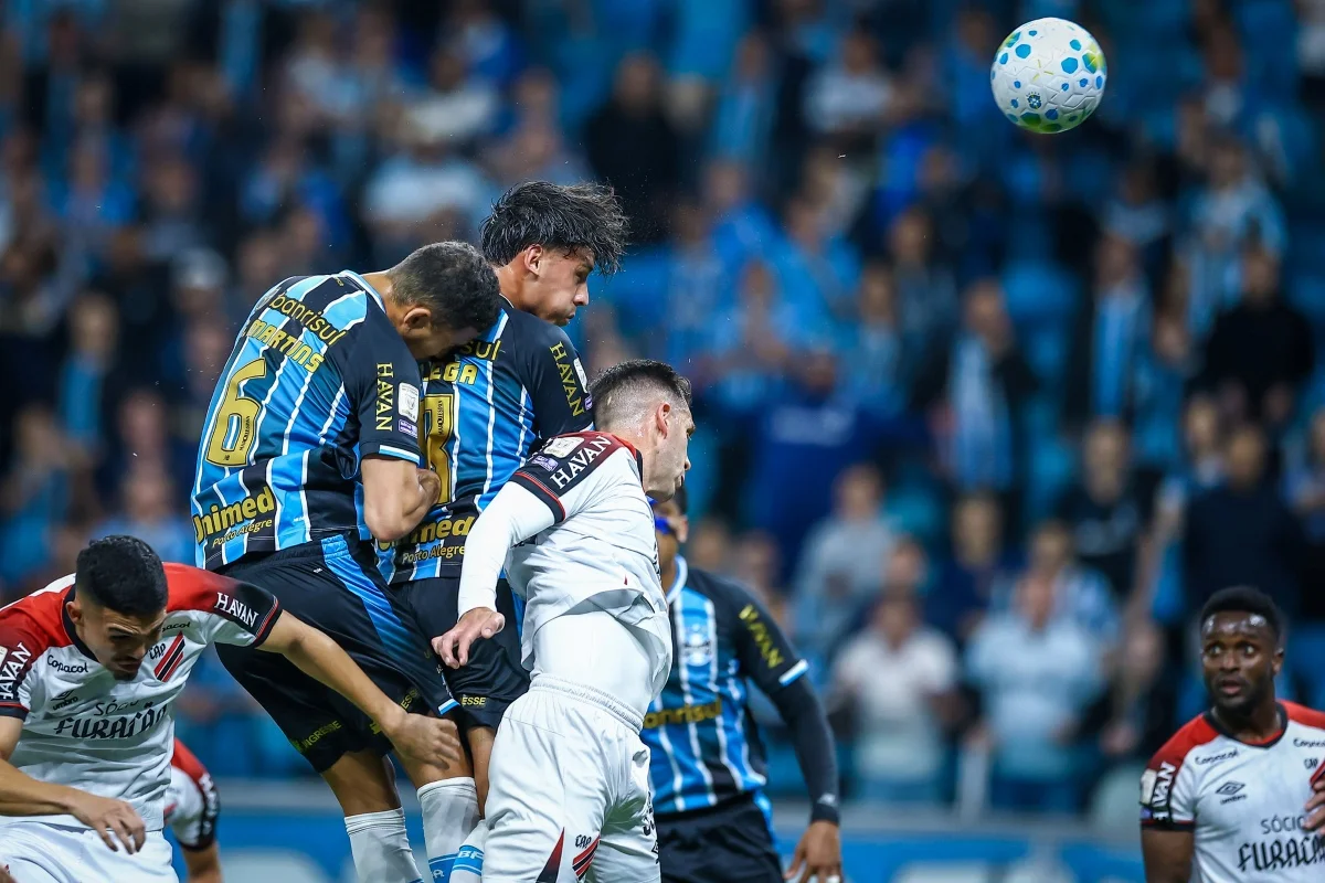 O Grêmio derrotou o Athletico-PR por 2 x 0 O Grêmio derrotou o Athletico-PR por 2 x 0