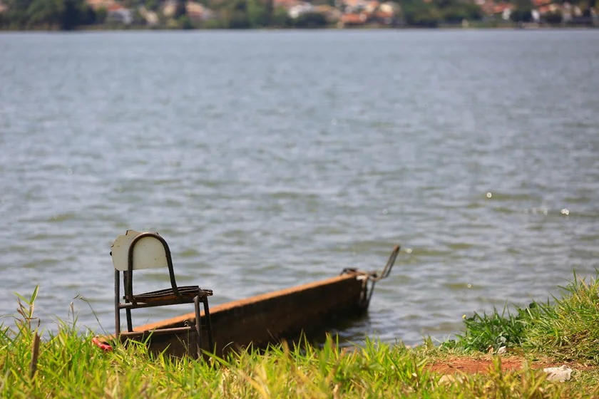 Andando pela Orla do Lago Norte, é comum encontrar lixo e objetos abandonados Andando pela Orla do Lago Norte, é comum encontrar lixo e objetos abandonados