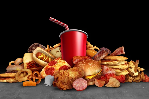 Foto colorida de alimentos ultraprocessados - Médicos apontam piores alimentos para quem tem pressão alta - Metrópoles
