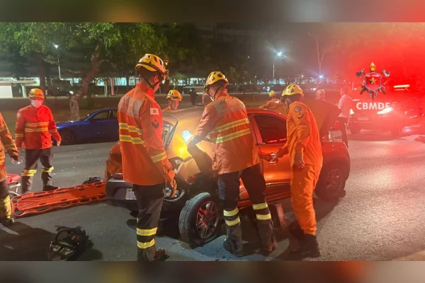 Bombeiros resgatam mulher presa em veículo após colisão no Eixão Sul - destaque galeria Bombeiros resgatam mulher presa em veículo após colisão no Eixão Sul - destaque galeria