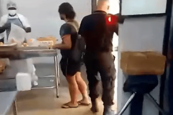 Homem confunde saída e apanha de vigilante em restaurante comunitário