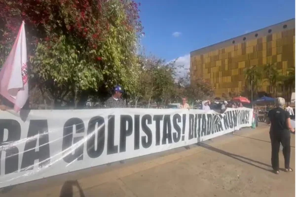 Imagem colorida de manifestantes contra anistia de Jair Bolsonaro - Metrópoles