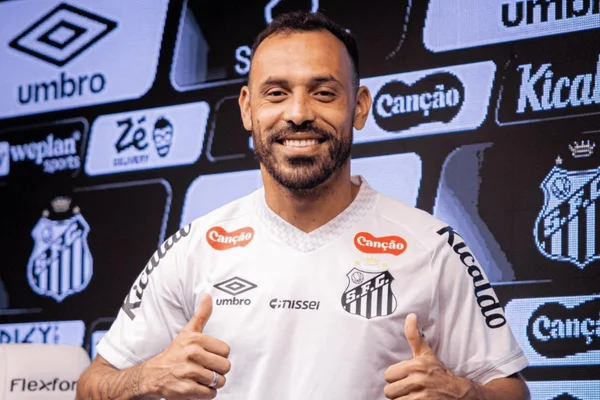 Moisés foi apresentado ao Santos