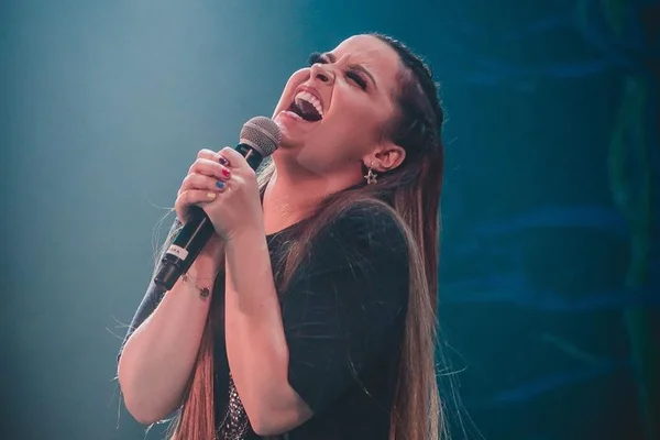 maraisa cantando