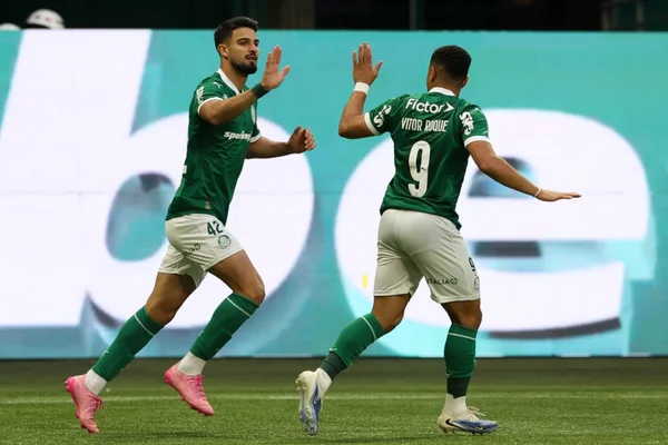 Foto colorida de jogadores do Palmeiras - Metrópoles