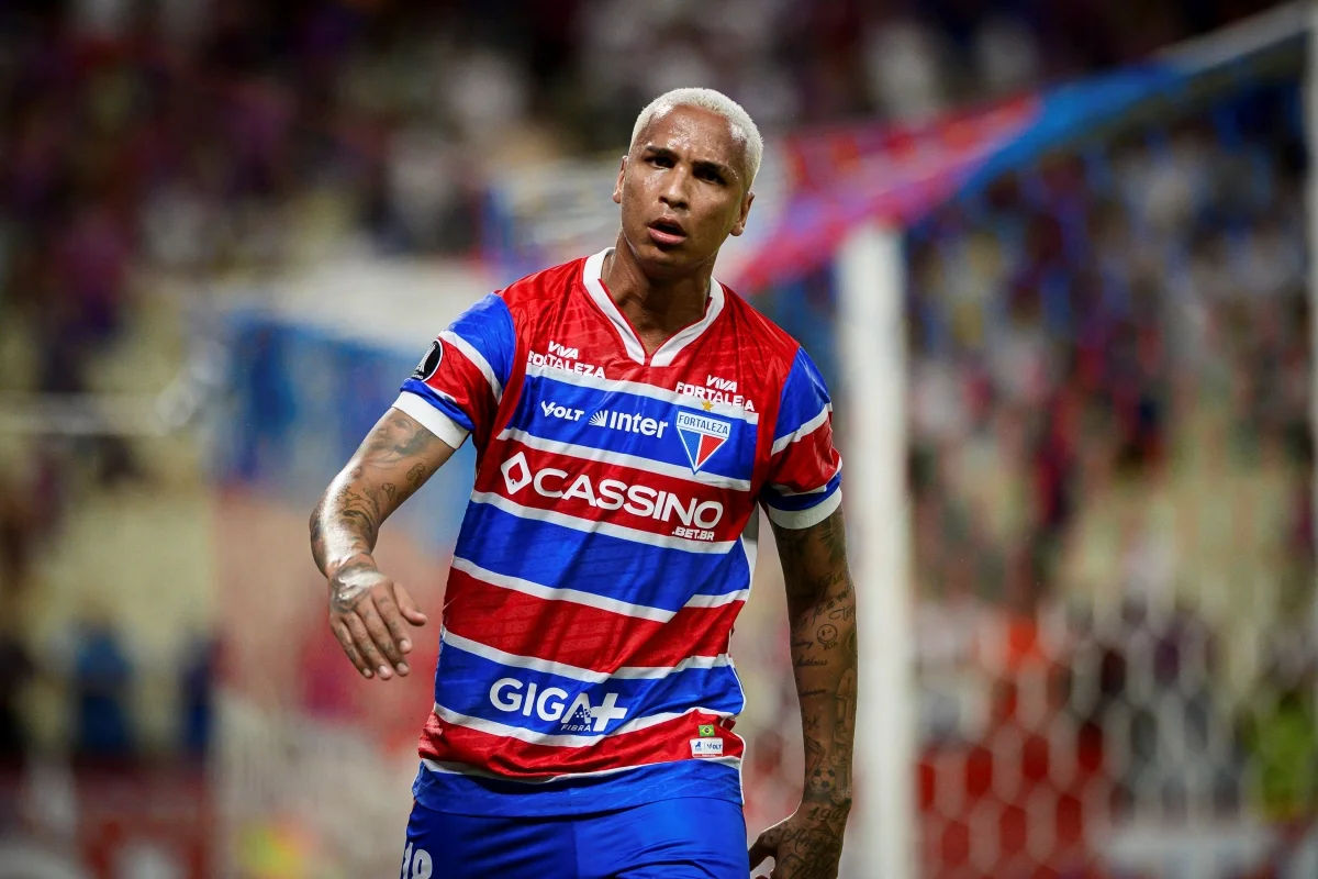 Imagem colorida do jogador Deyverson