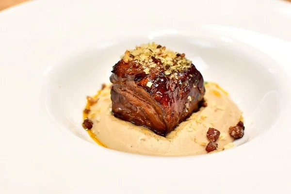 Chef Paulo Tarso serve menu degustação mensalmente em seu ateliê