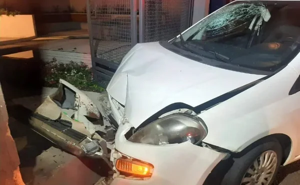 PR: amiga puxa volante, causa acidente e carro destrói muro de empresa