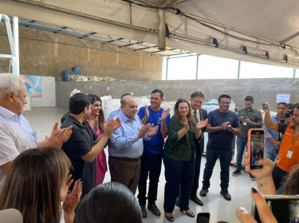 Foto colorida, Ibaneis Rocha ao lado de Bia Kicis, Mayara Noronha, João Cardoso e Rodrigo Delmasso