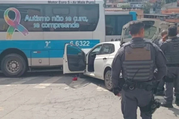 Imagem colorida mostra carro batido em ônibus. Veículo era conduzido por bandidos que mantinha um homem refém no porta-malas