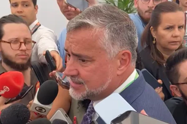 Imagem colorida de frame do ministro Paulo Pimenta - Metrópoles