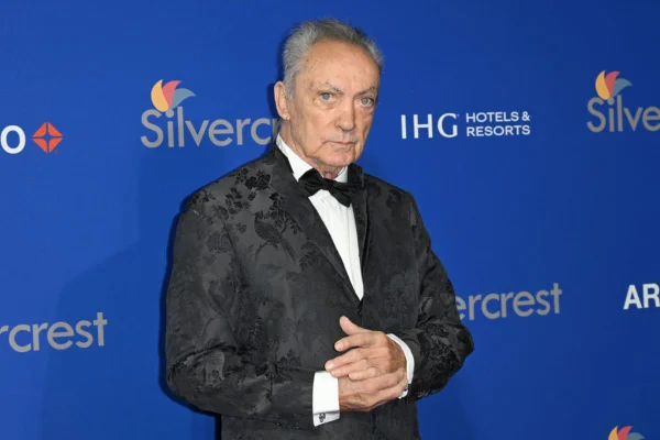 Foto colorida do ator Udo Kier, que morreu em novembro de 2025