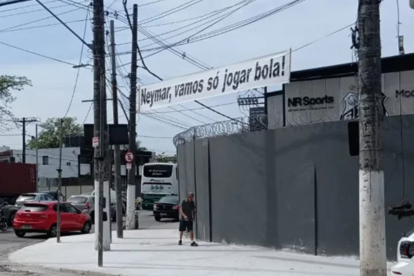 Imagem colorida de faixa cobrando Neymar, colocada em frente ao CT do Santos- Metrópoles