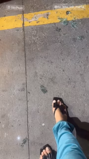 Mulher Abacaxi mostrou o vidro do carro