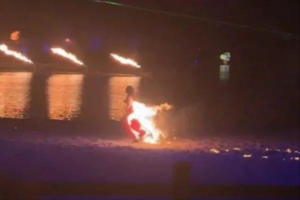Dançarina se joga em rio após vestido pegar fogo na China