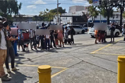 Crianças pedem a liberdade de Hytalo Santos