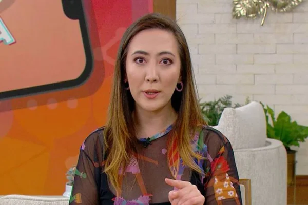 Foto colorida de Juliane Massaoka no Mais Você - Metrópoles
