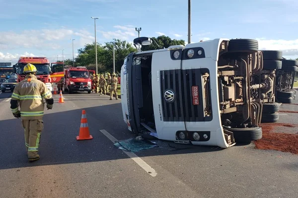 Caminhão de carga tomba e causa lentidão no trânsito em via do DF