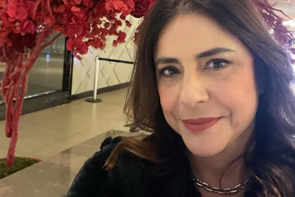Monica Sanches fazselfie com uma blusa preta e cabelos soltos - Metrópoles