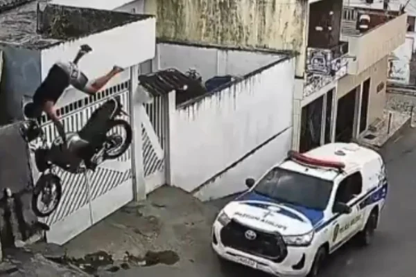 Imagem colorida, jovem morre após capotar durante fuga da PM- Merópoles