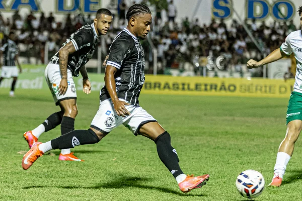Jogadores de Rio Branco e Luverdense em partida pela Série D