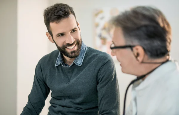 Imagem colorida de um homem em um consultório médico - Metrópoles