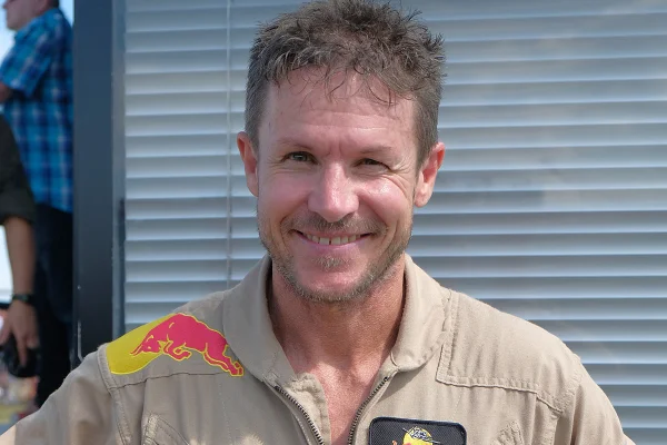 Foto colorida de Felix Baumgartner - Metrópoles