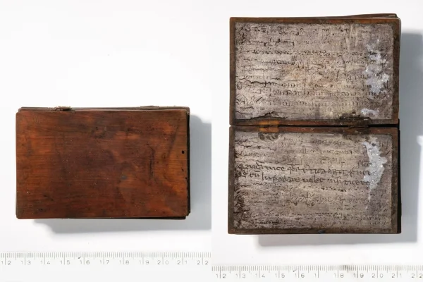 Livro medieval em tábuas de cera. Metrópoles