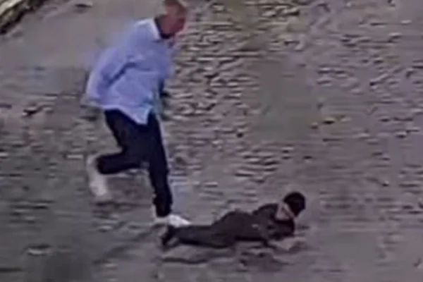 Imagem colorida, homem flagrado agredindo criança - Metrópoles